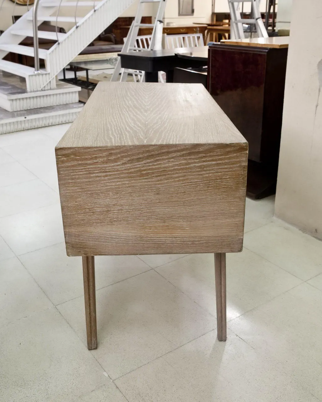 Antiker Schreibtisch mit Holzfüßen, in einer antiken Umgebung