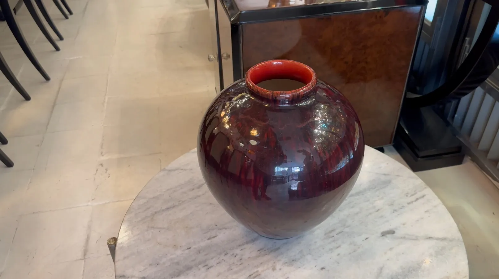 Antiga cerâmica Boch Frères Keramis em tons escuros sobre mesa