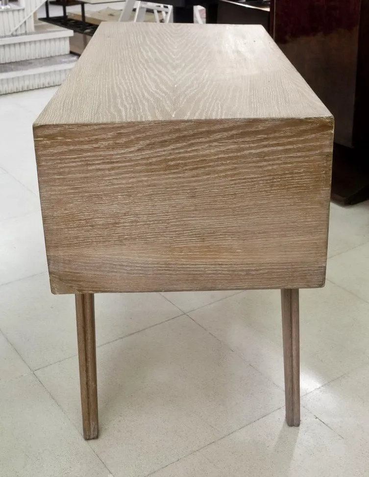 Vista frontal de un antiguo escritorio con patas delgadas