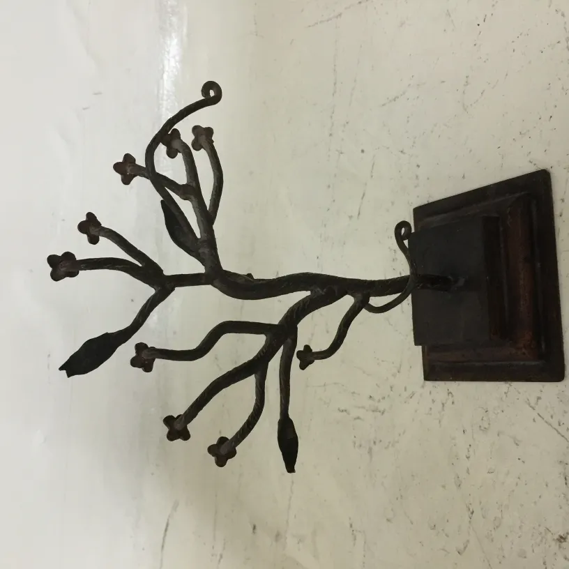 sculpture ancienne en forme de branche avec des fleurs