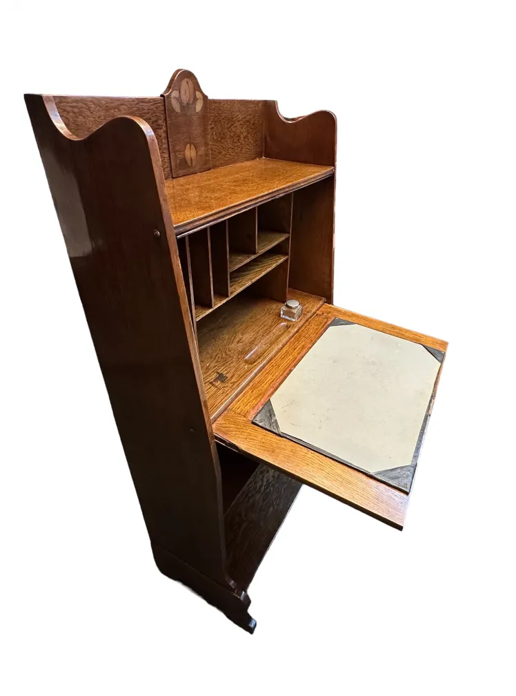 escritorio antiguo con compartimentos y superficie de trabajo