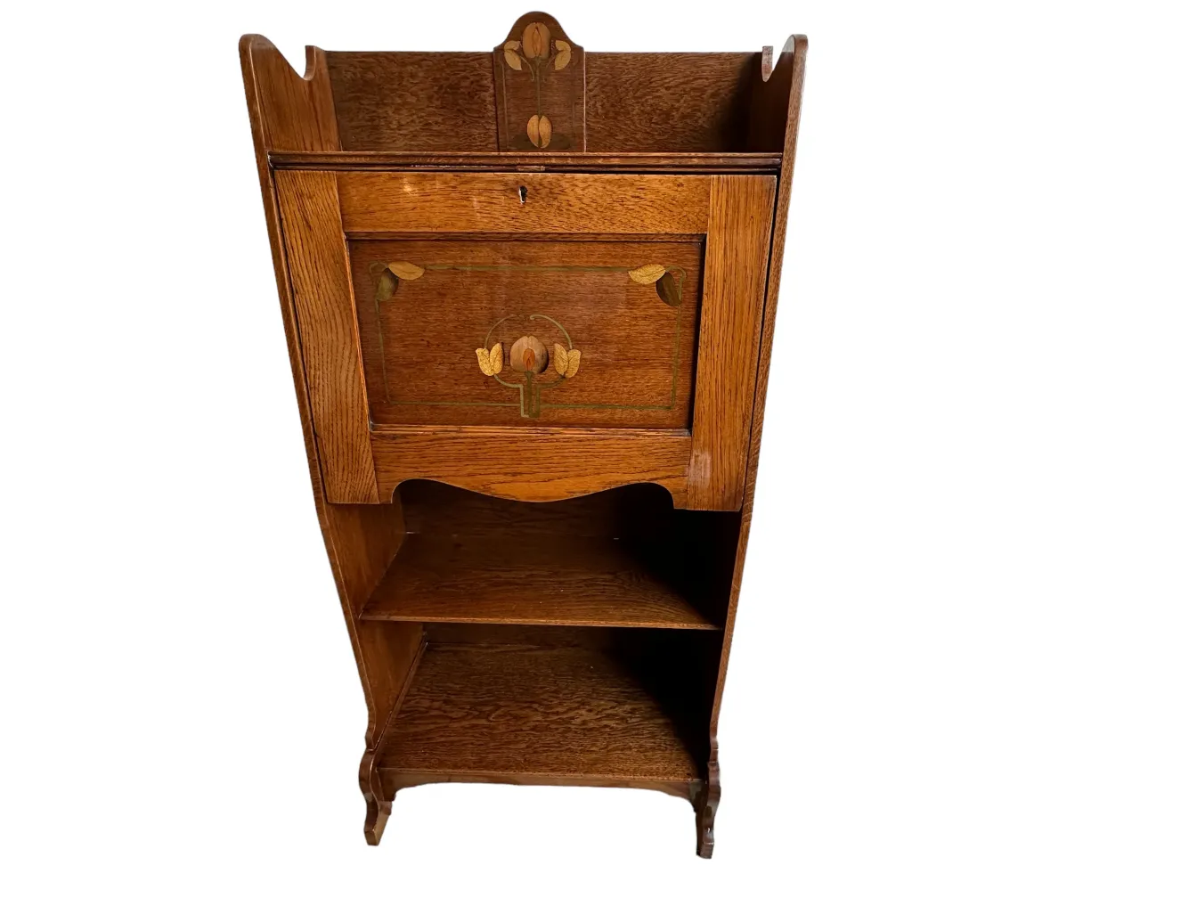 bureau ancien avec finition en bois et détails floraux