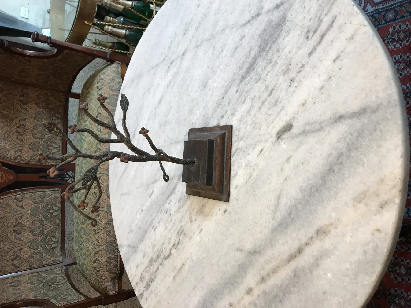 scultura decorativa antica, rami e fiori in un ambiente classico