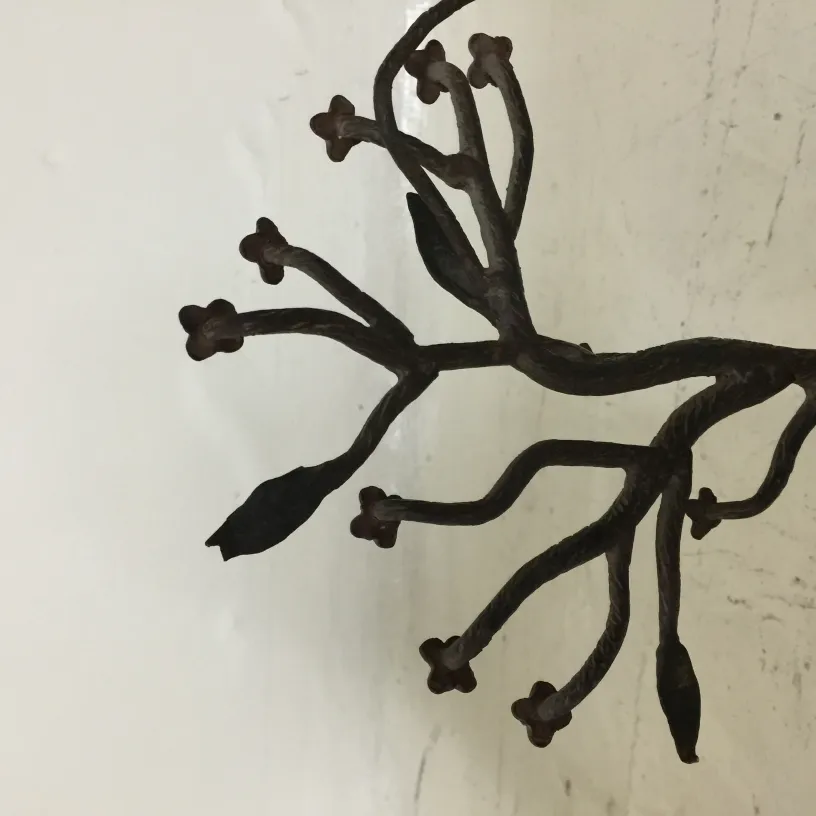 antike Skulptur mit einem filigranen Design von Zweigen und Blumen