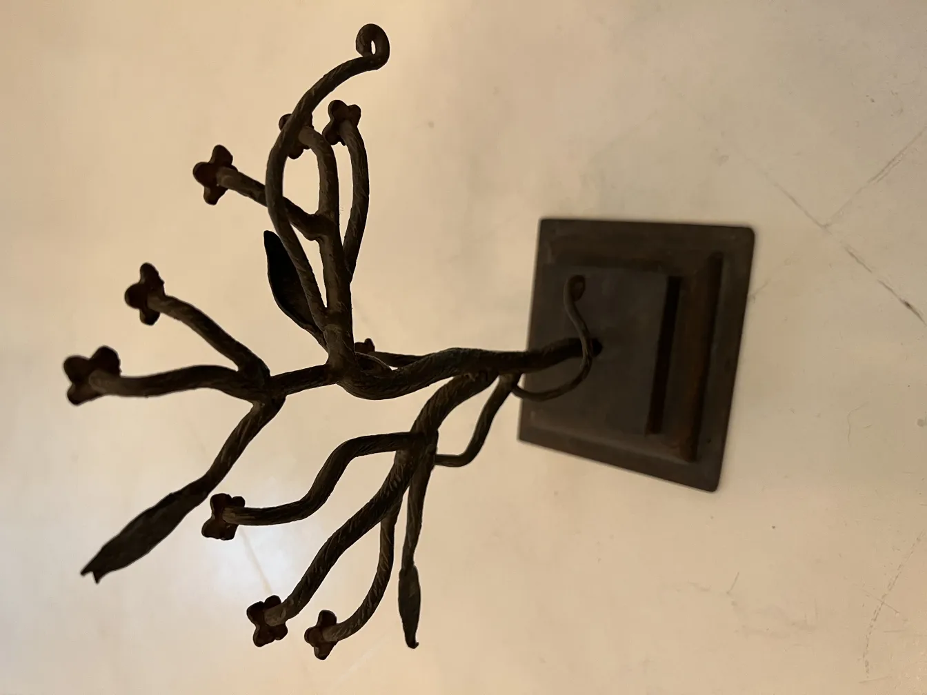 escultura antiga com ramos em forma de árvore, decorativa