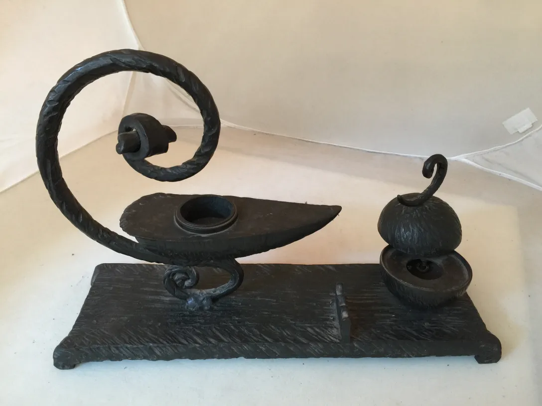 Escultura antiga com design decorativo e formas únicas.