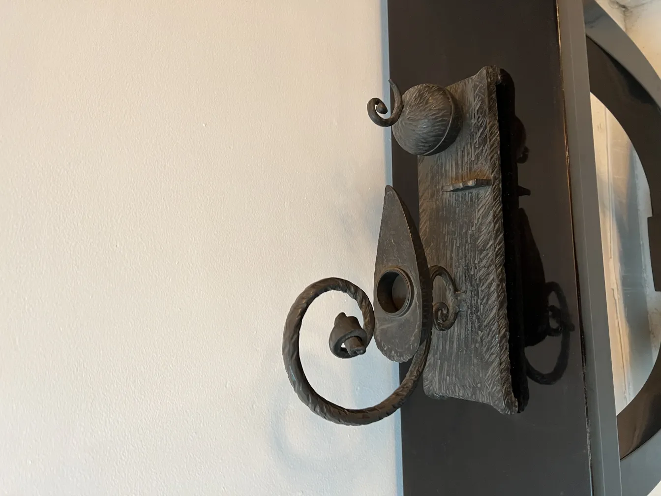 escultura antigua con detalles ornamentales y formas únicas