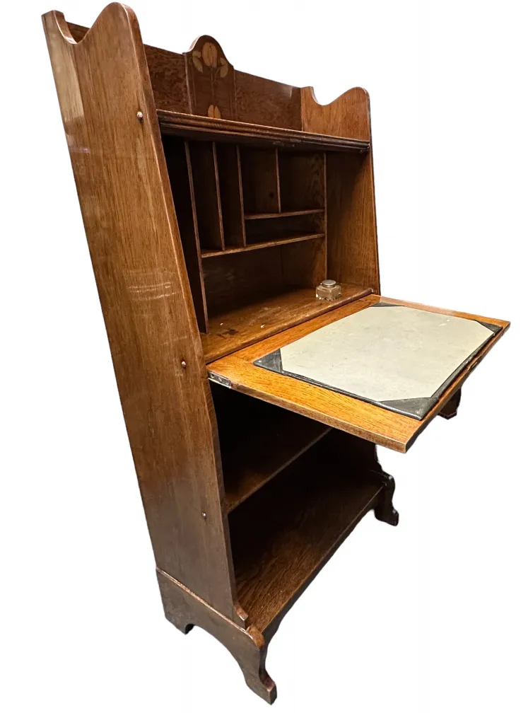 antiker Holztisch mit oberem Regal und Arbeitsfläche