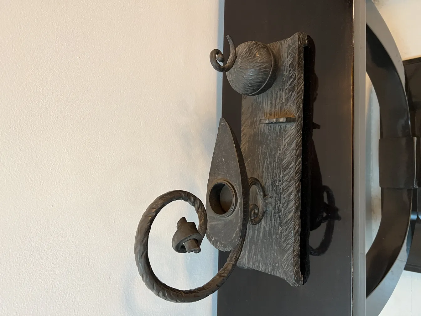 escultura antiga com forma elegante e detalhes decorativos