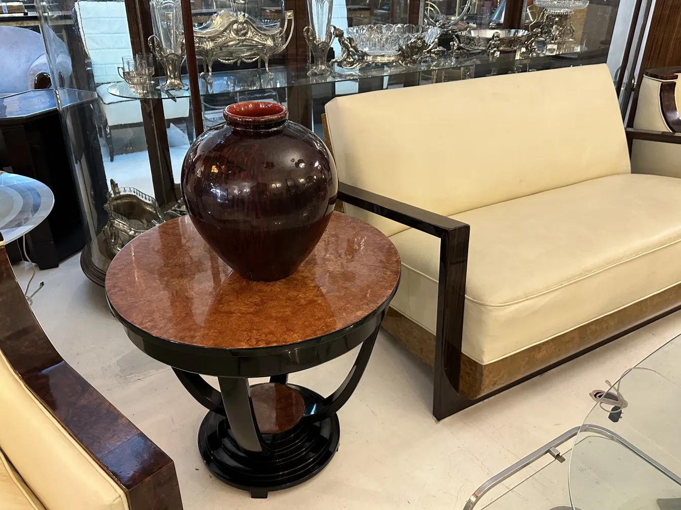 Jarrón de cerámica antigua en una mesa refinada