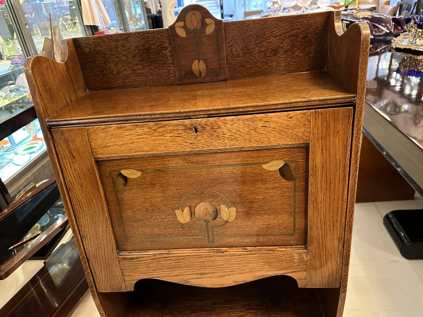 Bureau ancien avec un dessin décoratif à l'avant.