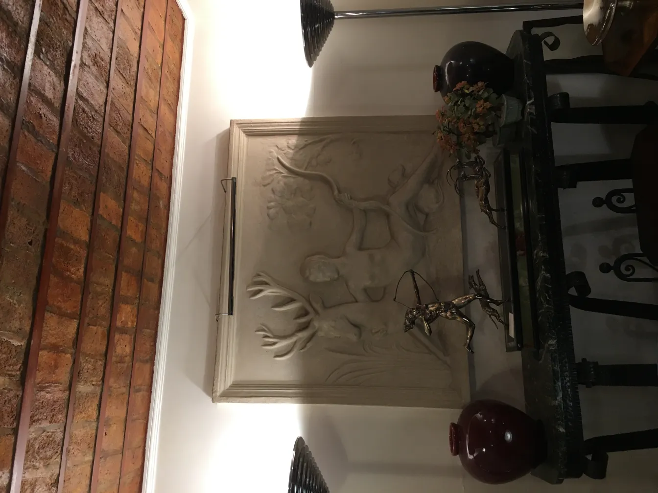 cerâmica antiga com motivos decorativos, fundo de tijolo