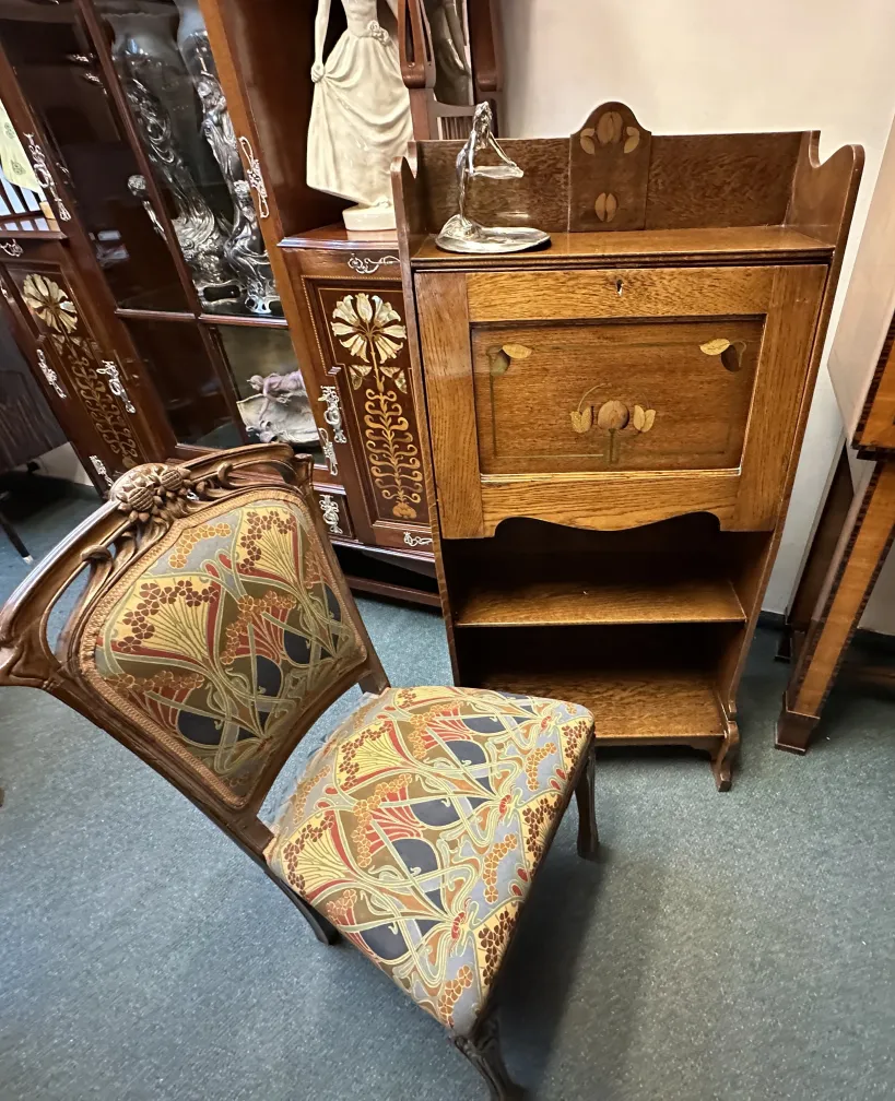 古いデスク、花の彫刻と洗練された環境