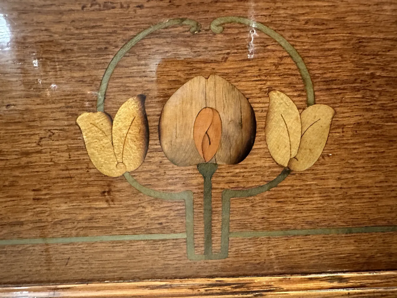 florale details auf der oberfläche eines antiken schreibtisches