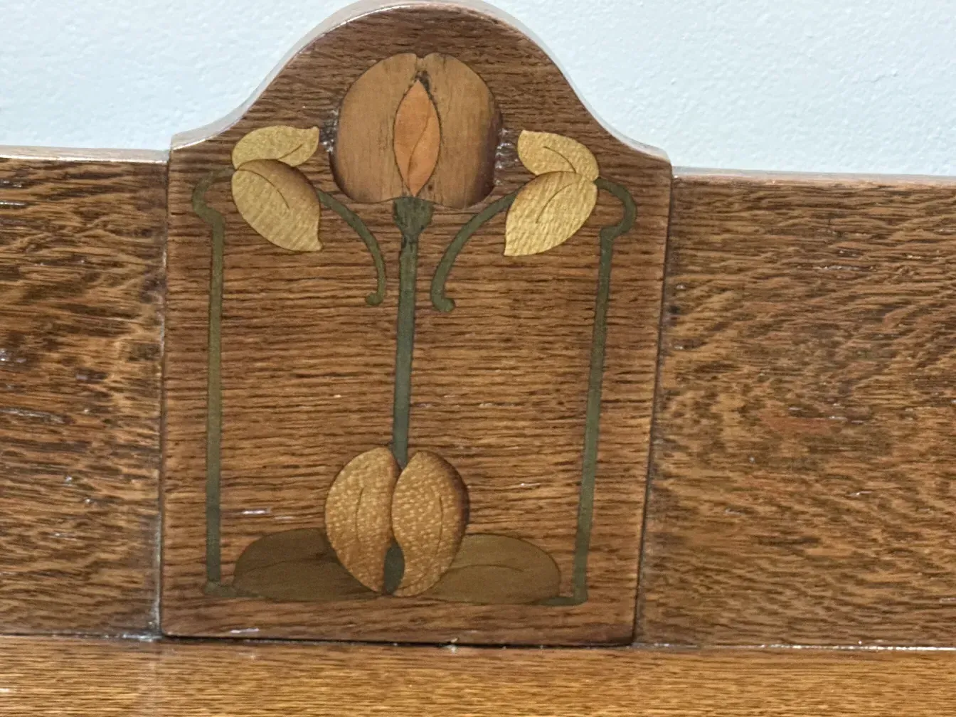 dessin décoratif de feuilles et de fruits sur un bureau ancien