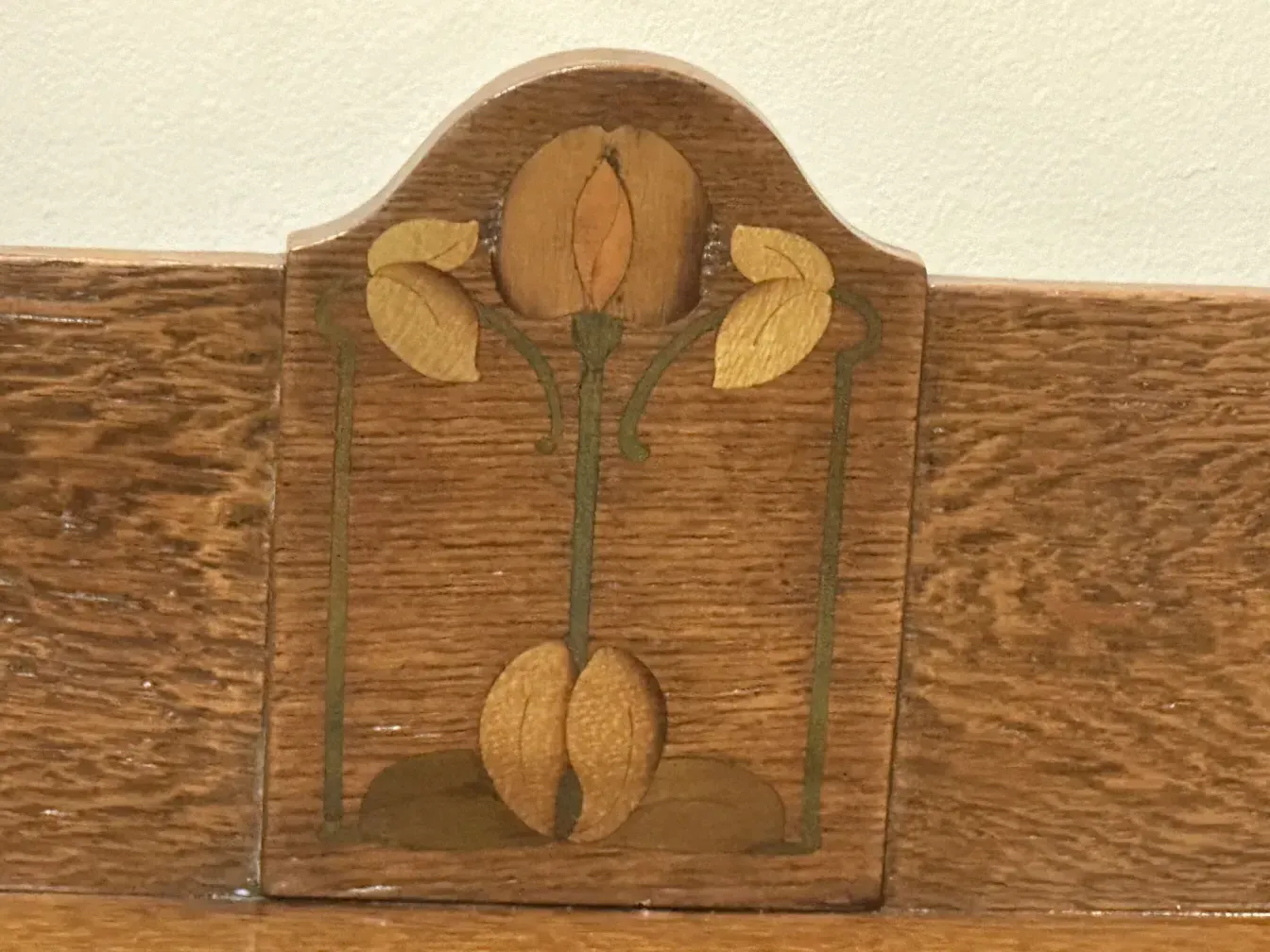 escritório antigo com decorações florais e folhas