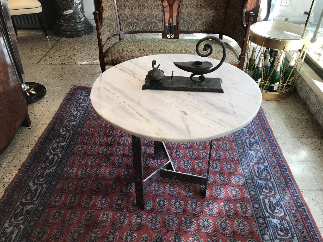 sculpture ancienne décorative sur table dans un cadre élégant