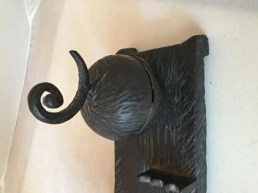 escultura antigua con detalles decorativos de forma única