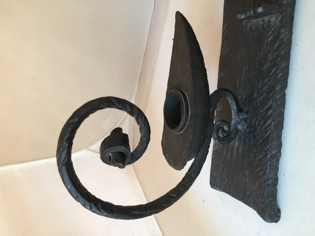 scultura antica con design ondulato e decorativo