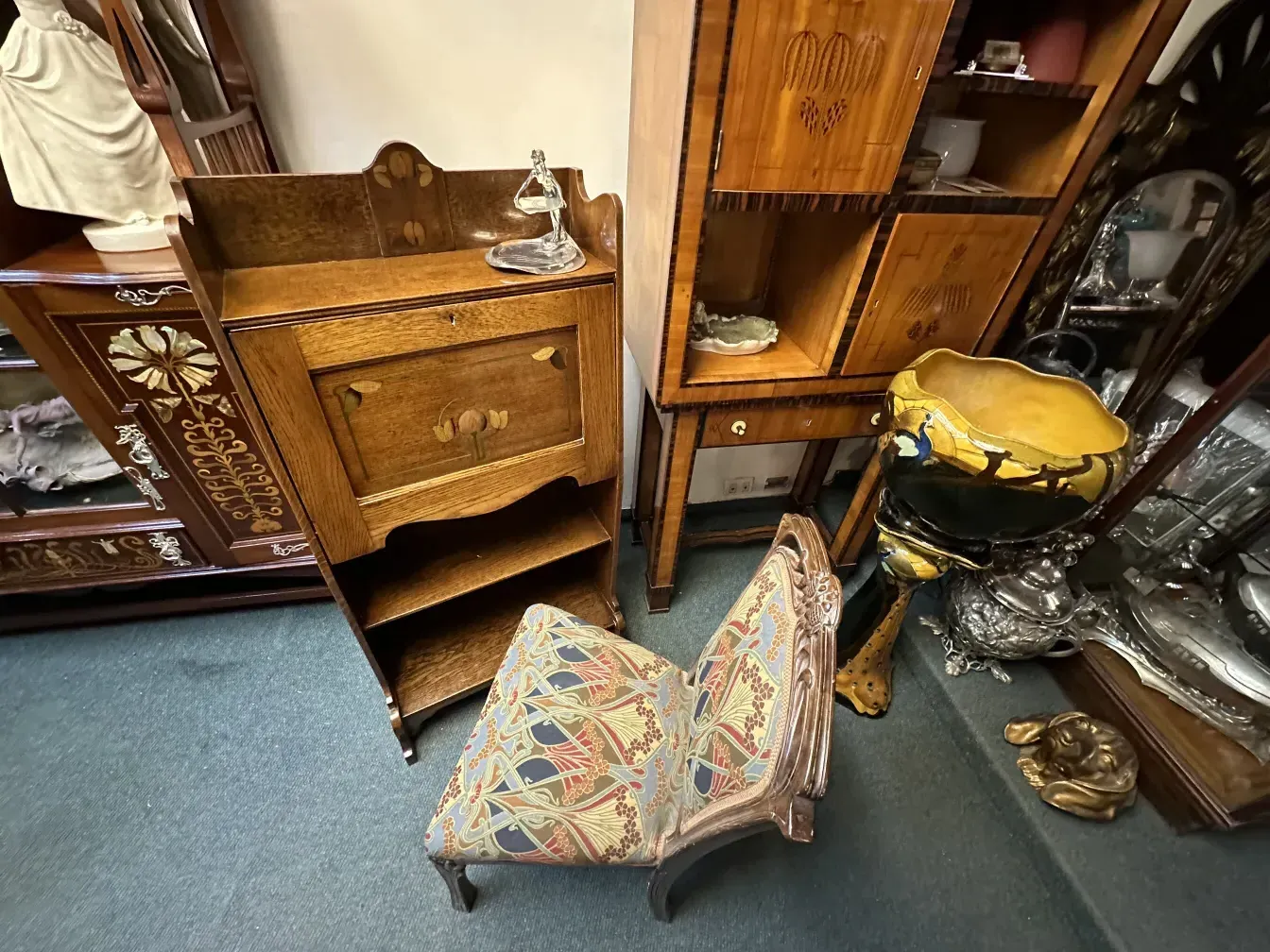 bureau ancien avec un design décoratif et des tiroirs