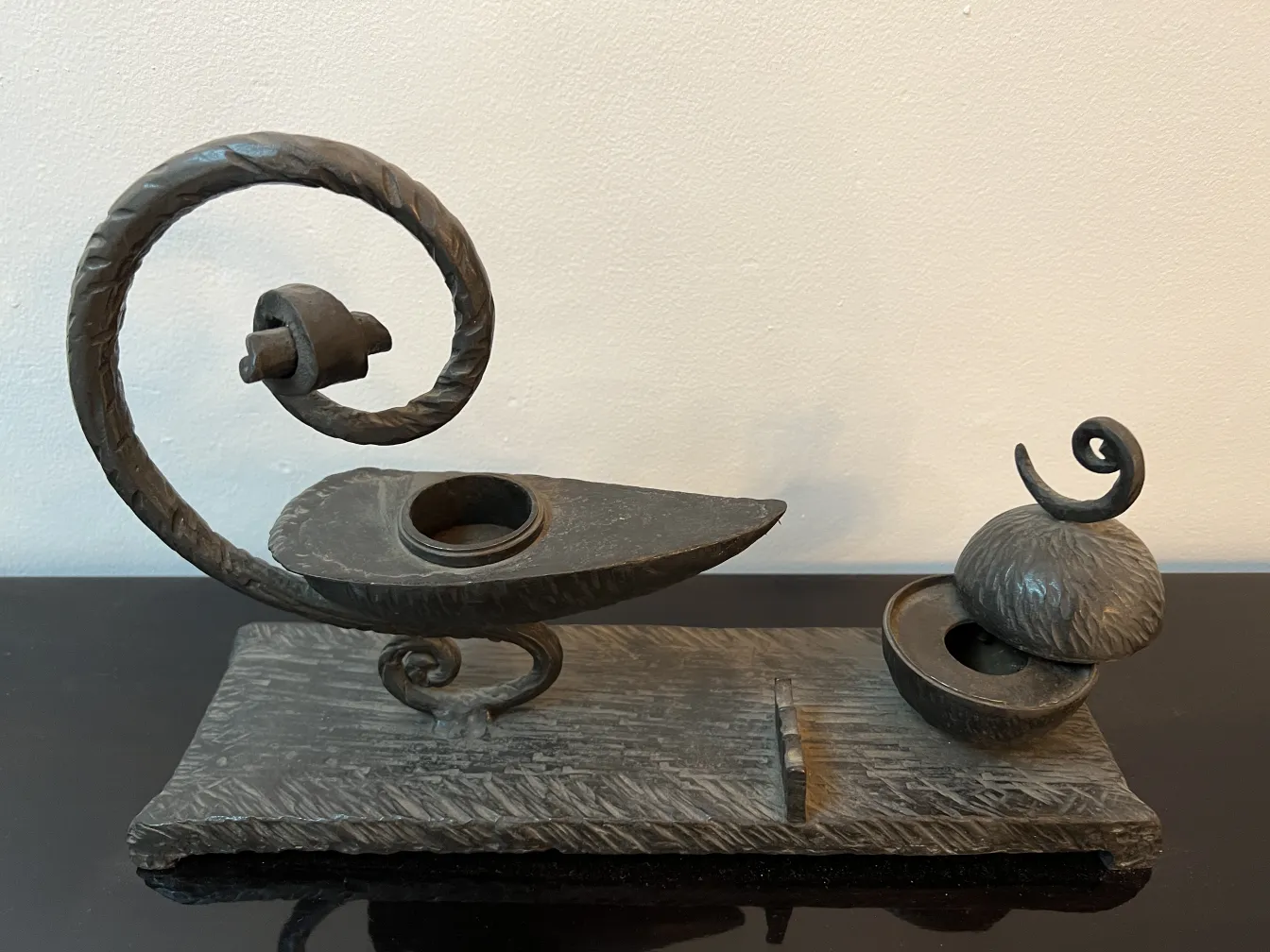 escultura antigua con forma elegante y detallada