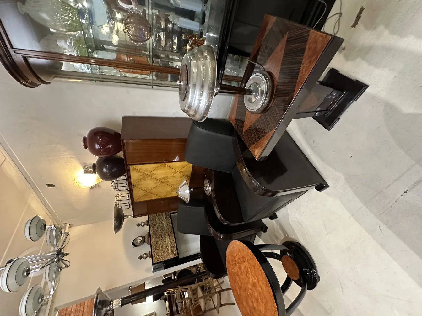 antica ceramica decorativa con design elegante in un ambiente accogliente