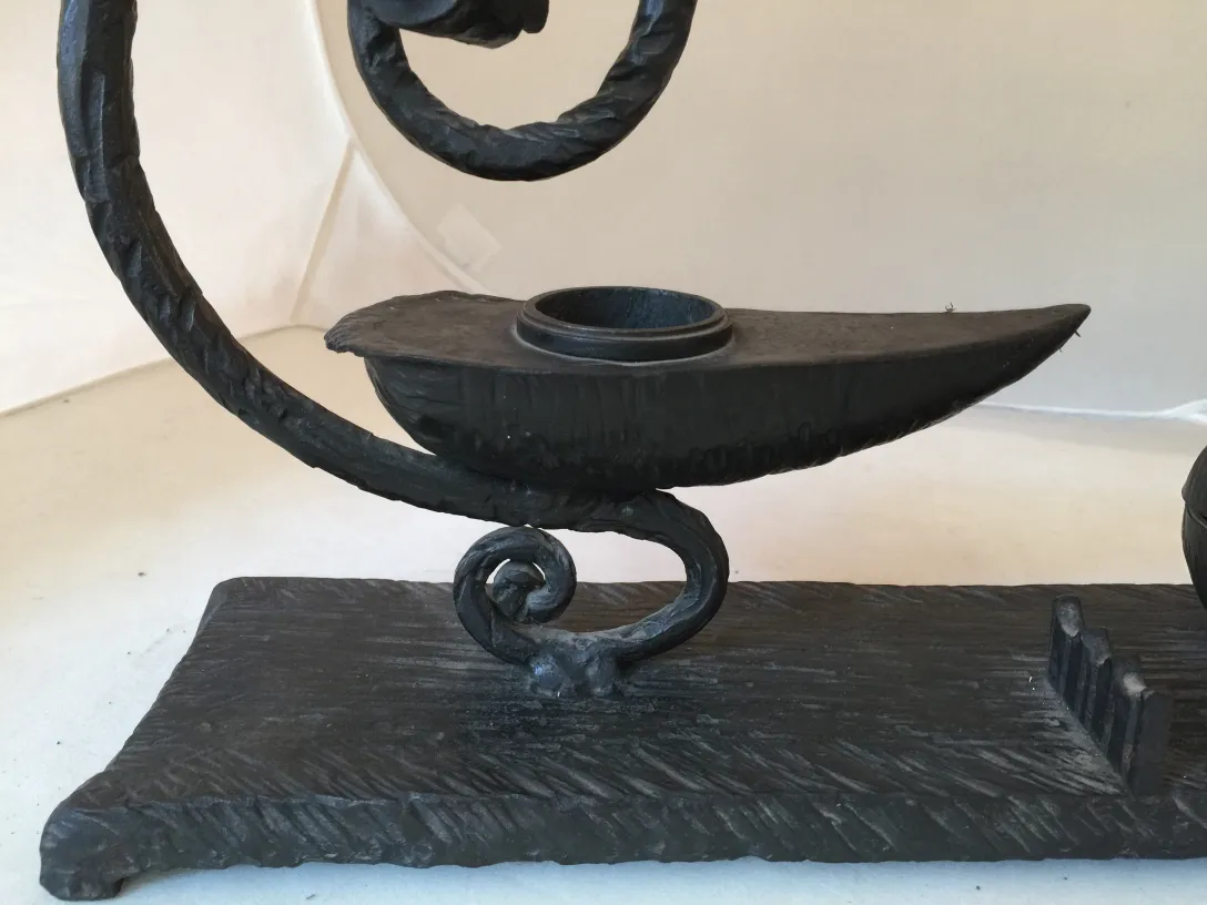 Antike Skulptur in Form einer dekorativen schwarzen Lampe.