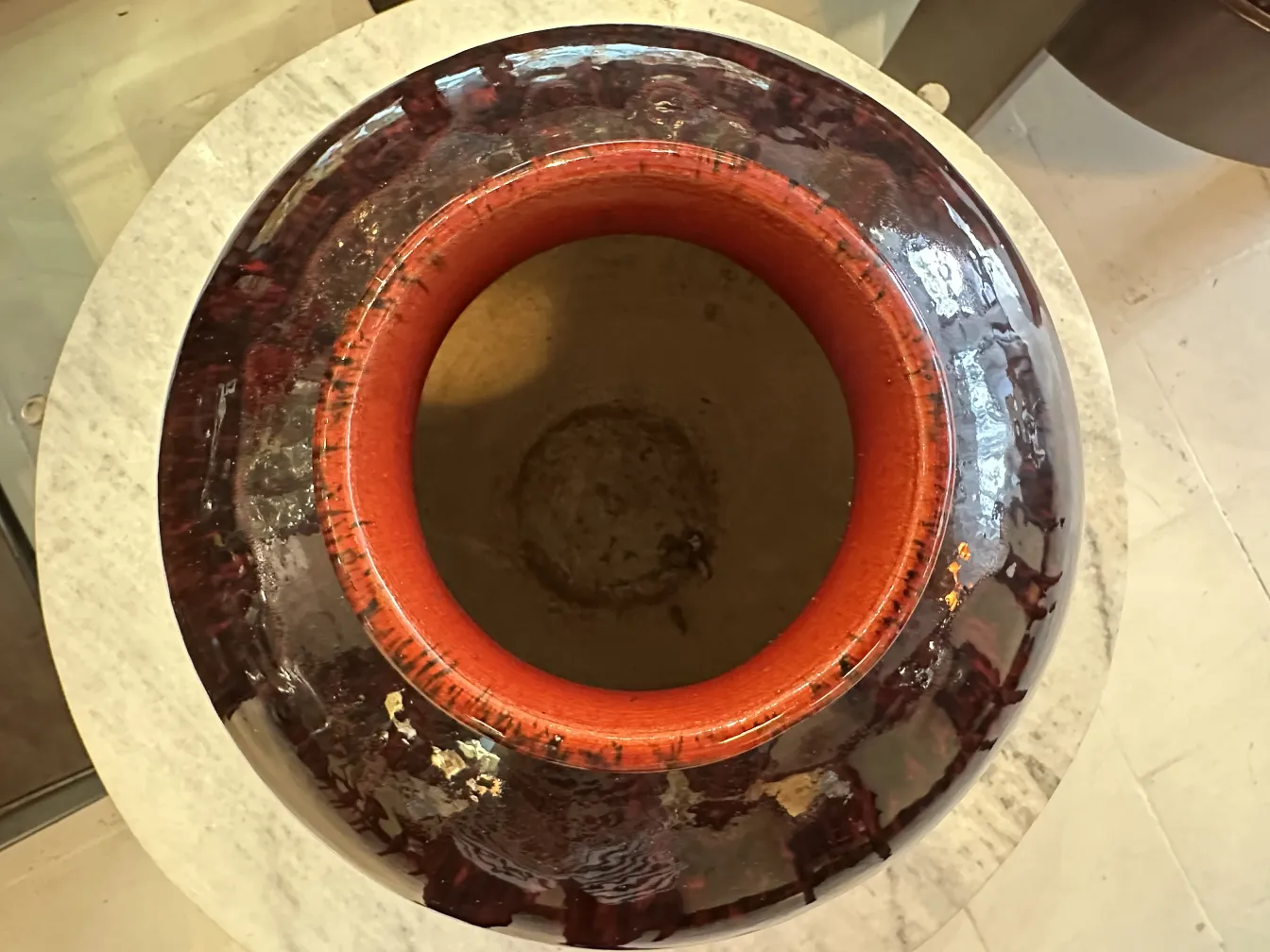 Vaso in ceramica antica rosso e nero
