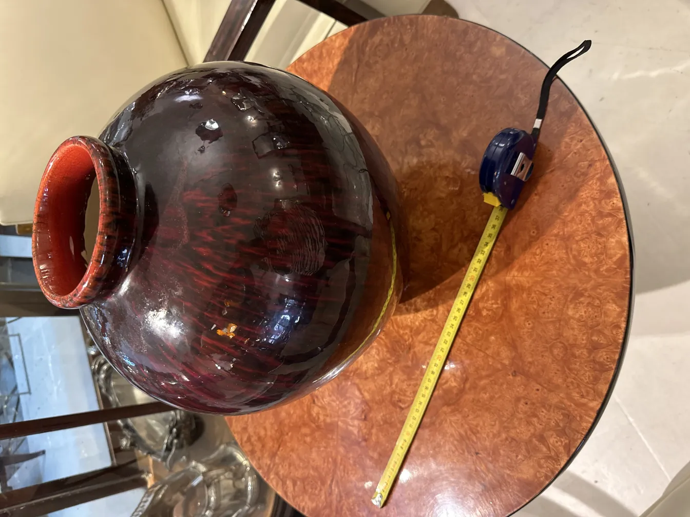 Vase en céramique ancienne avec des couleurs ombragées dans un cadre élégant