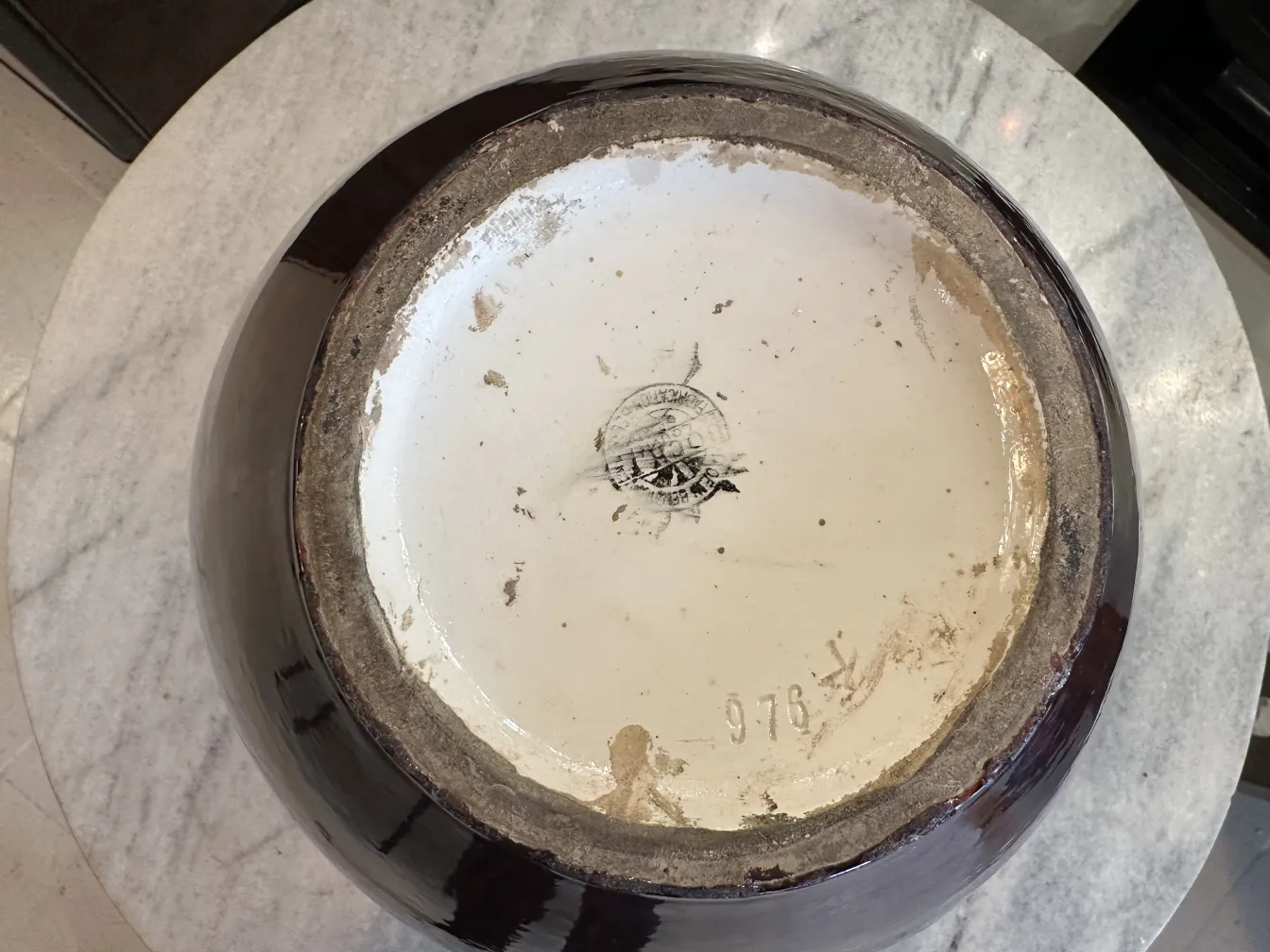 古い陶器の装飾品の明るい底の詳細