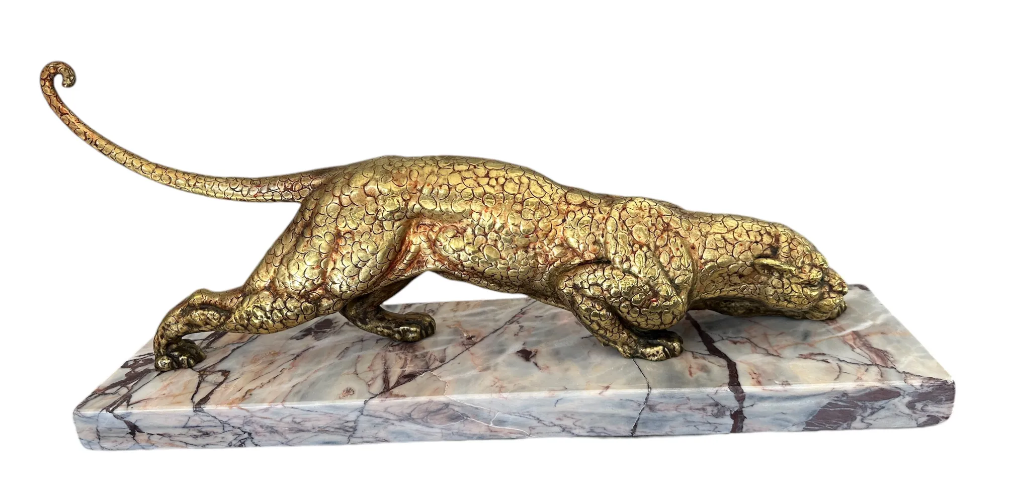 escultura antiga de felinos em movimento sobre a base