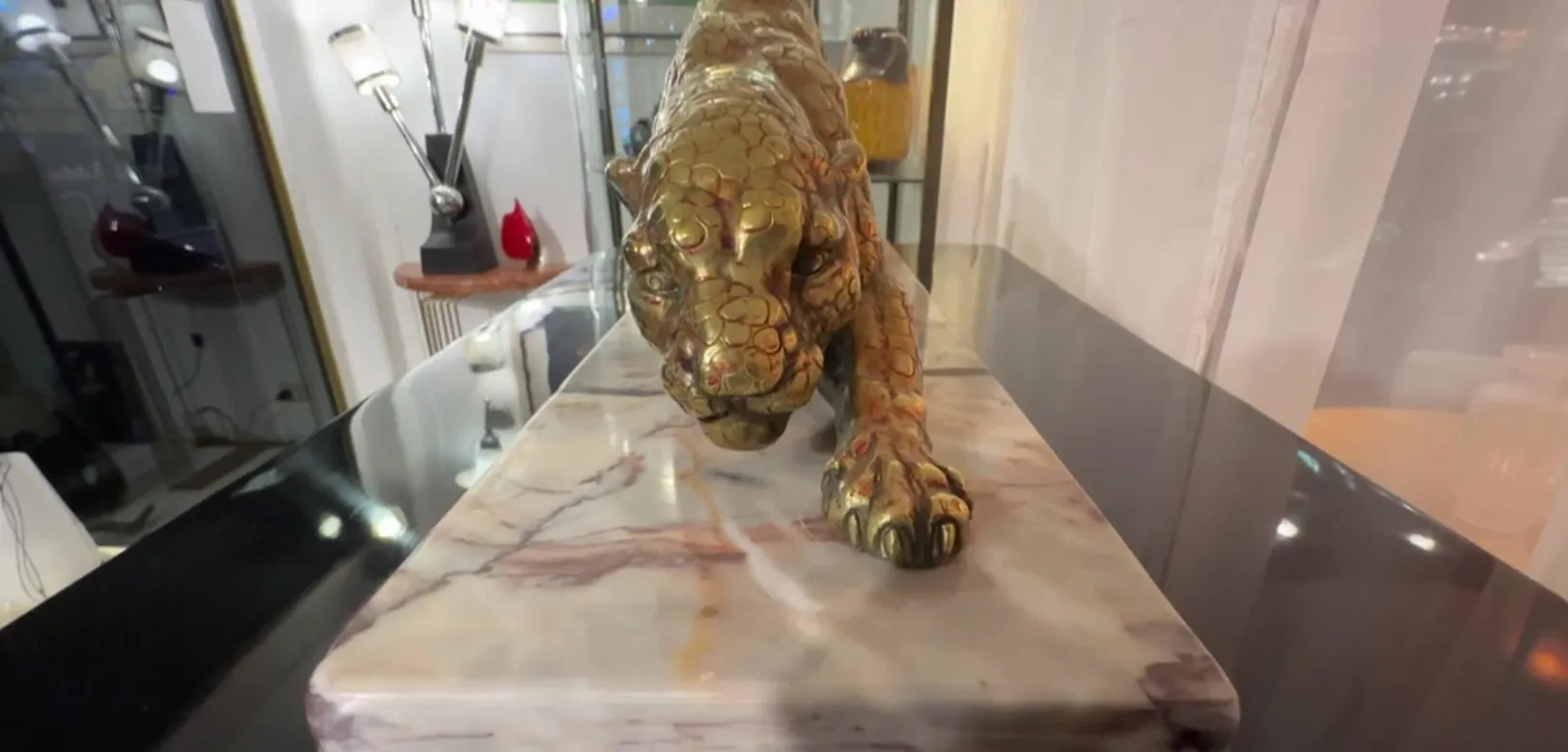 一个古董雕塑的猫科动物，细致优雅的环境