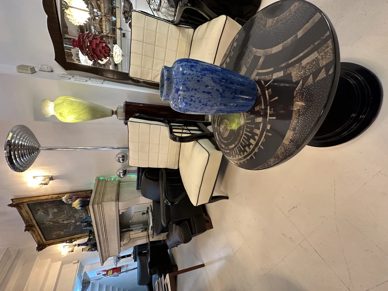 Antike dekorative Keramik, blaue Farbe, dunkler Hintergrund