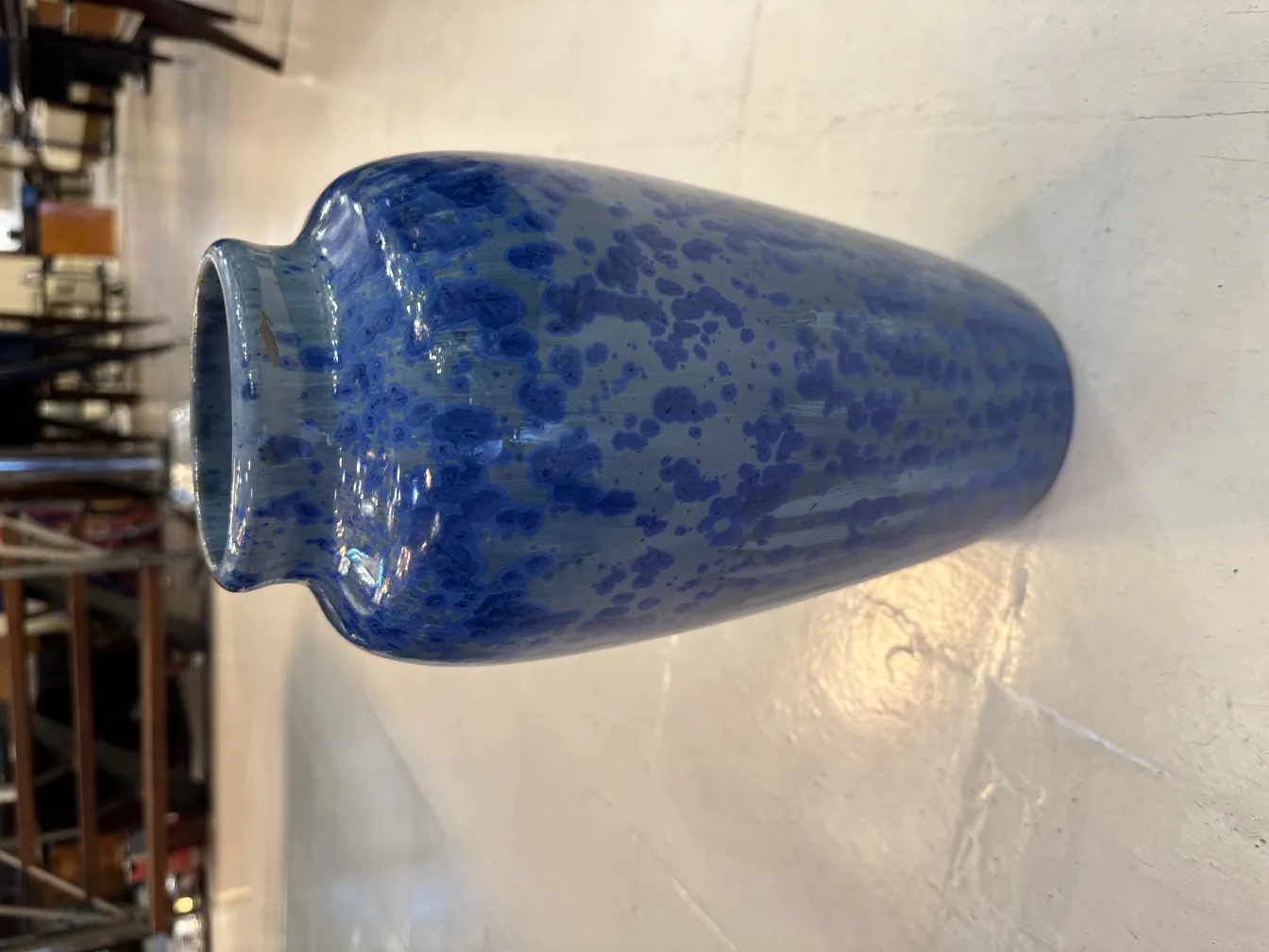 Vase antique bleu avec des taches décoratives