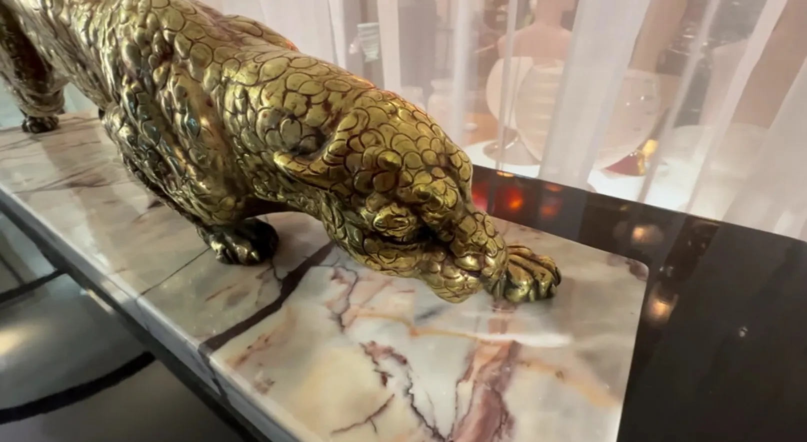 escultura antiga de animal em posição natural, brilhante e detalhada