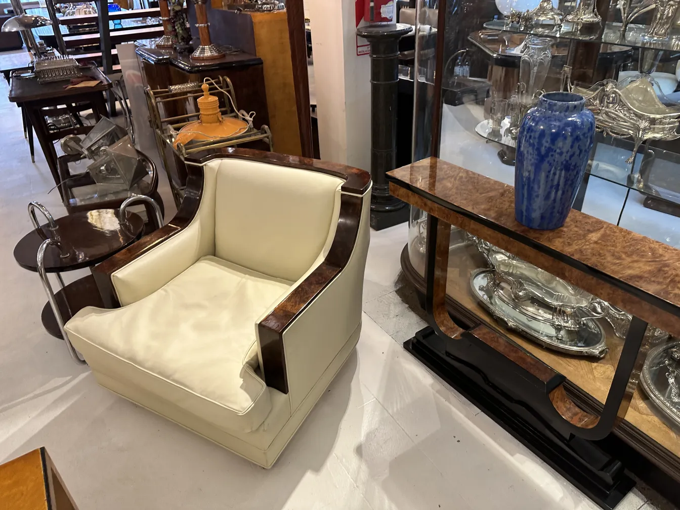 エレガントな設定にある古い青い陶器の花瓶