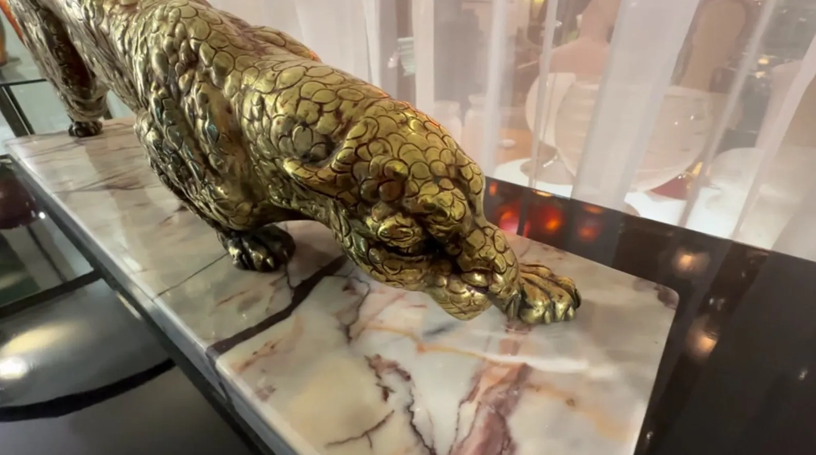 디테일하게 동물을 묘사한 고대 조각상