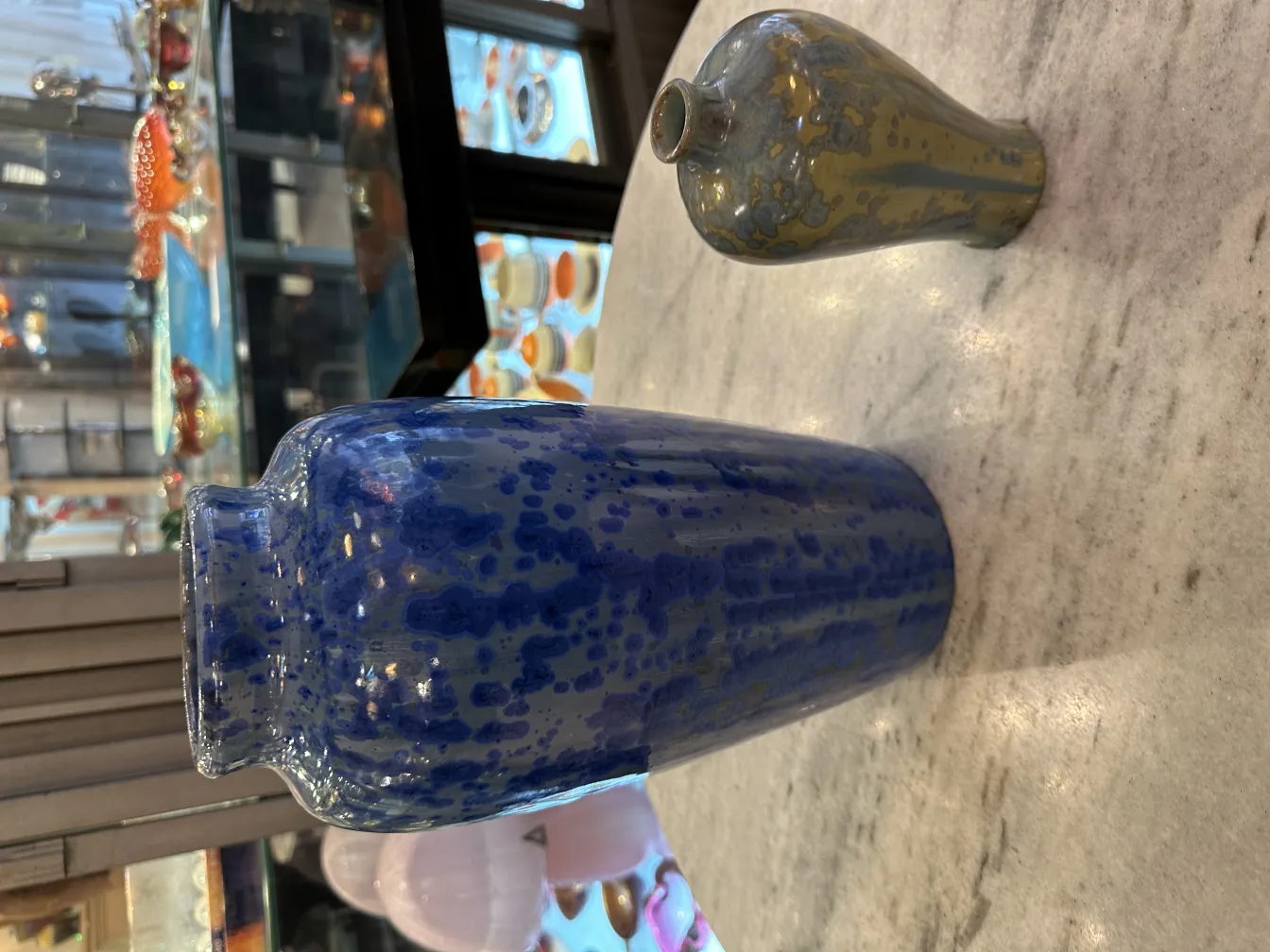 vase en céramique ancienne avec finition bleue