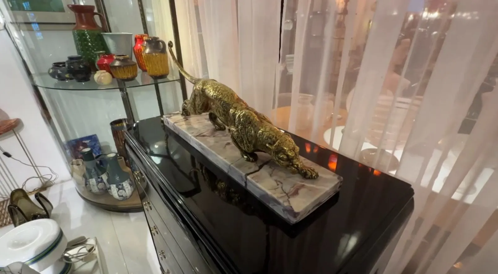 古代动物雕塑摆放在装饰底座上