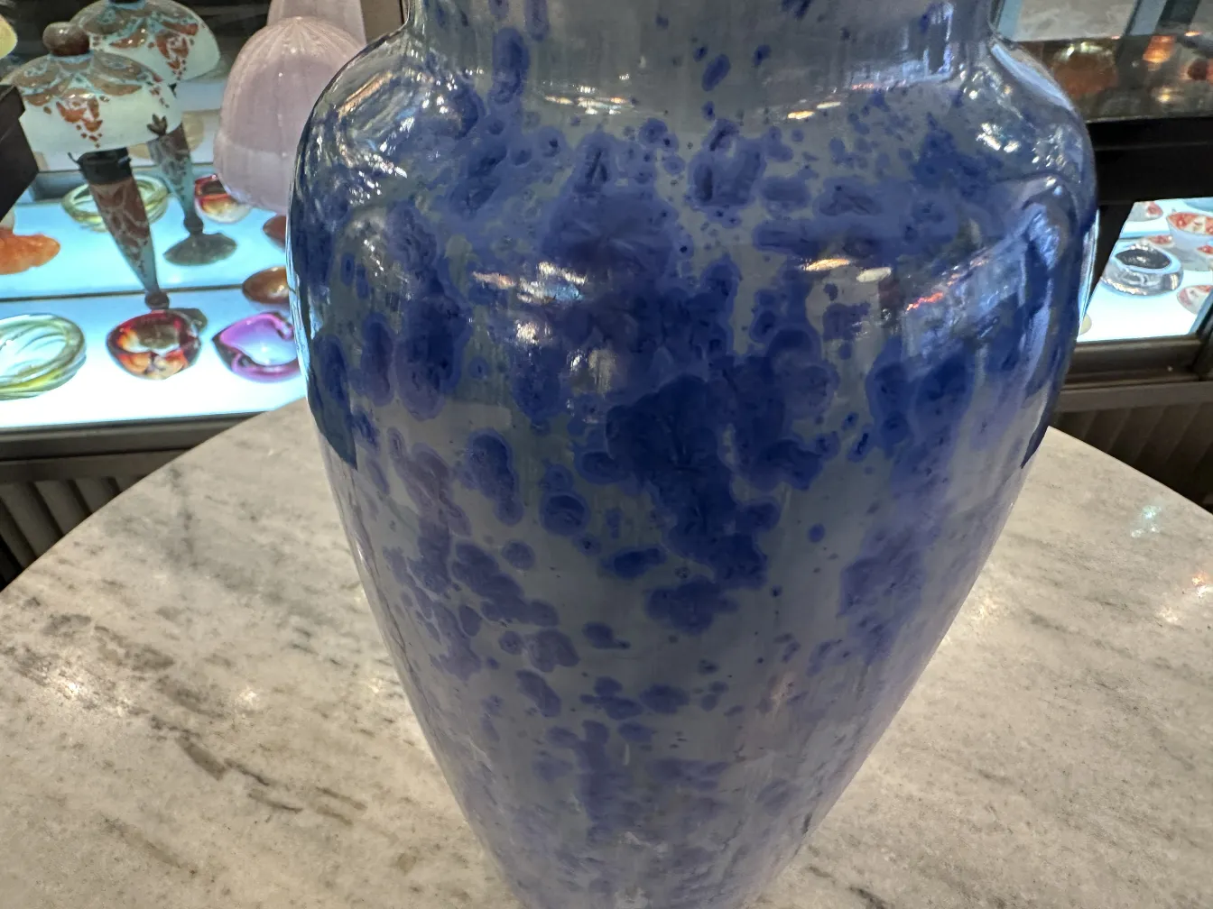 urna in ceramica antica con motivi blu su sfondo chiaro