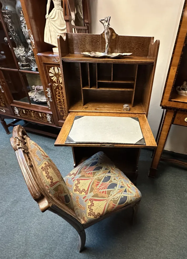 古老的书桌与架子，具有装饰细节。