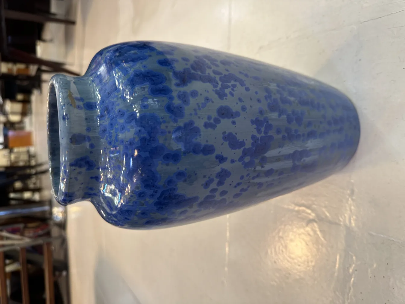 반짝이는 배경에 점이 있는 고전적인 파란 도예.