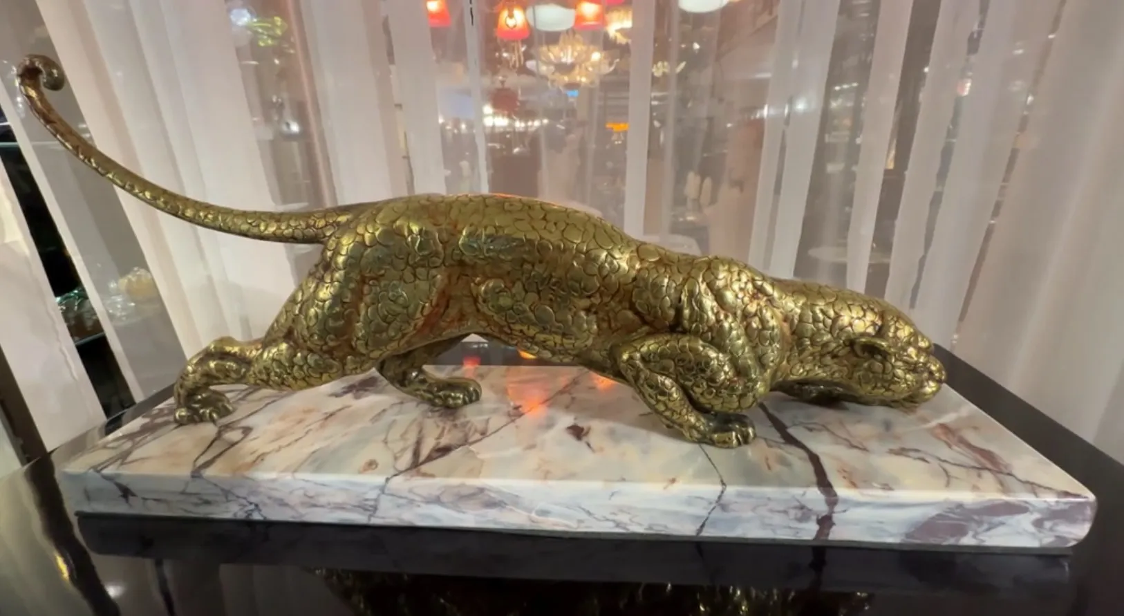 古代猛兽雕塑，金色的外观