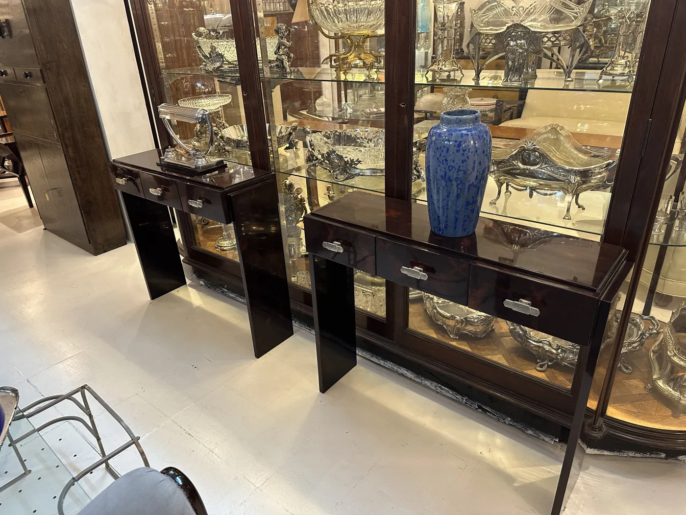 Jarrón de cerámica azul antiguo en un ambiente elegante