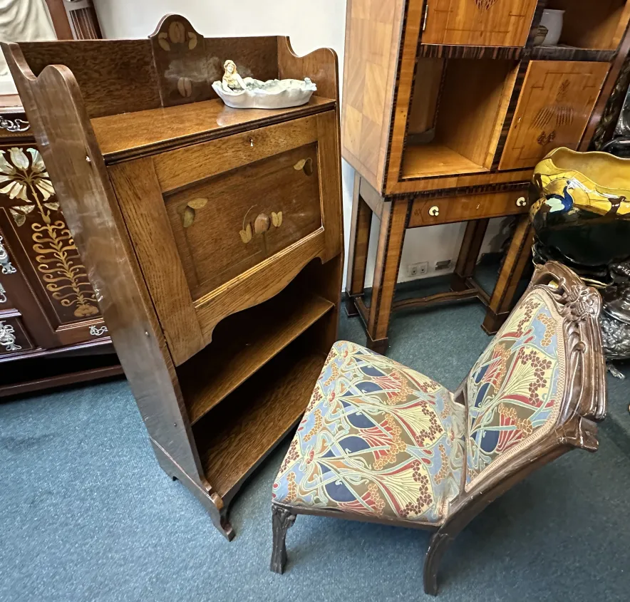Antique desk with ornate details, decorated with flowers and elegant legs. Classic ambiance.