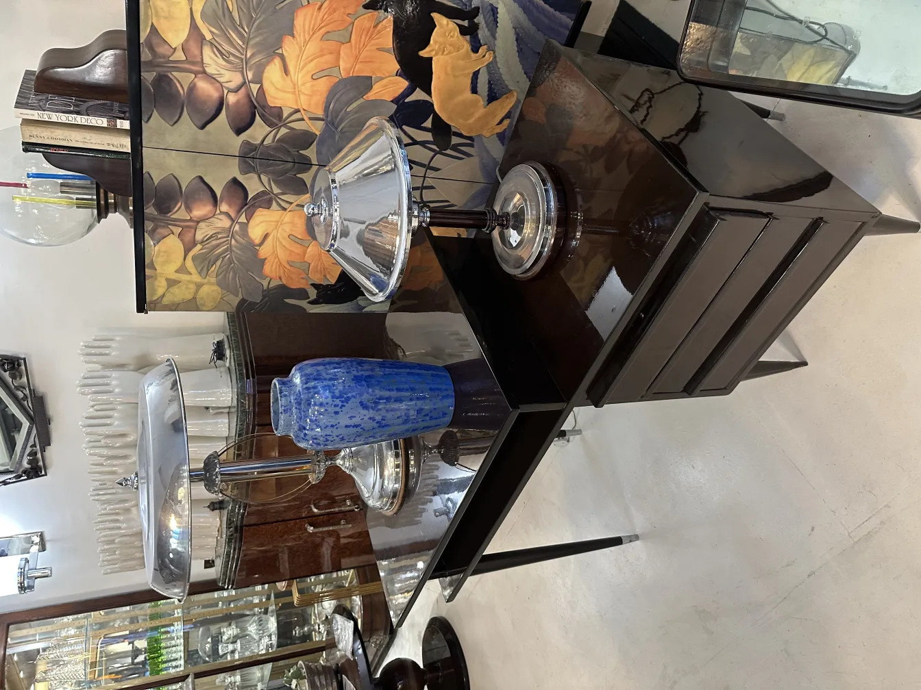 Vaso antigo de cerâmica azul em um ambiente elegante.