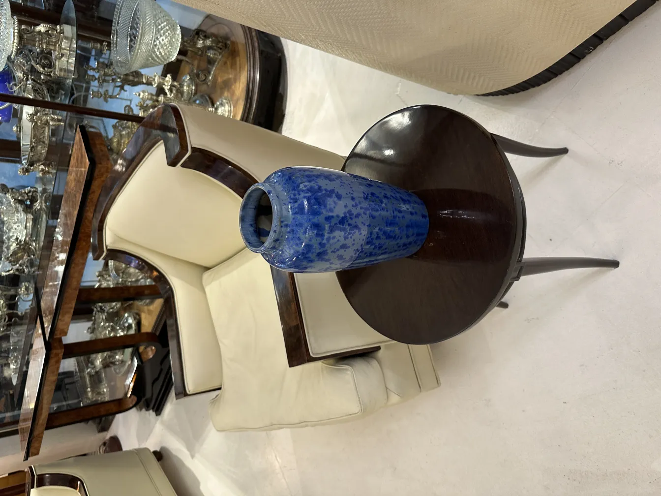 Vase ancien en céramique bleue sur table en bois