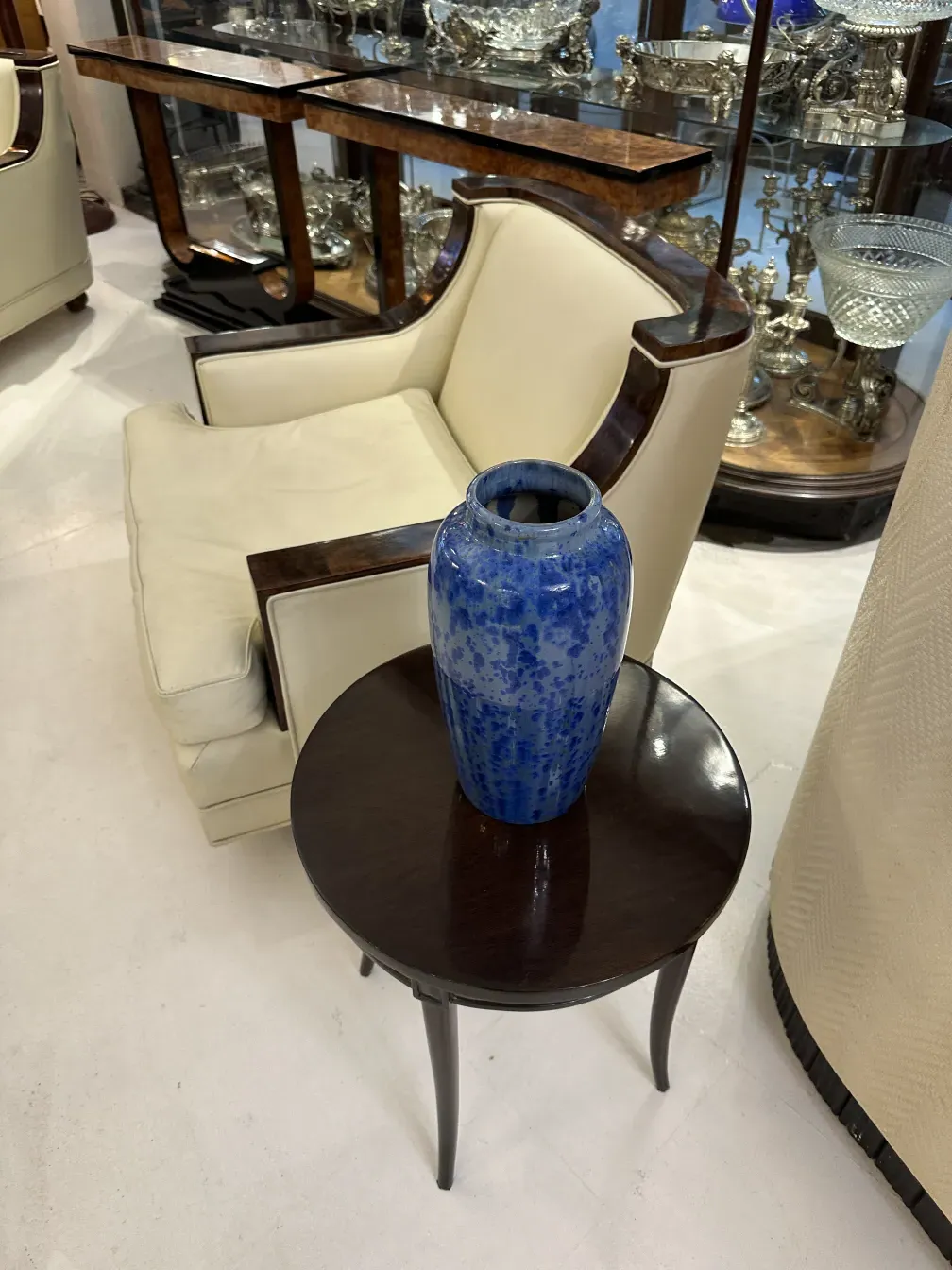 Jarrón de cerámica antigüedad en mesa de madera oscura.