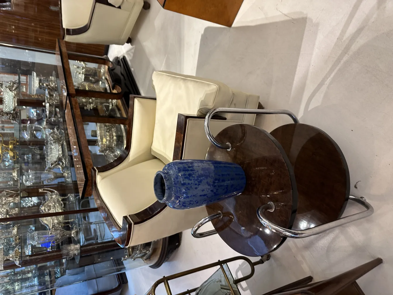 antica ceramica a forma di vaso blu, con un ambiente elegante