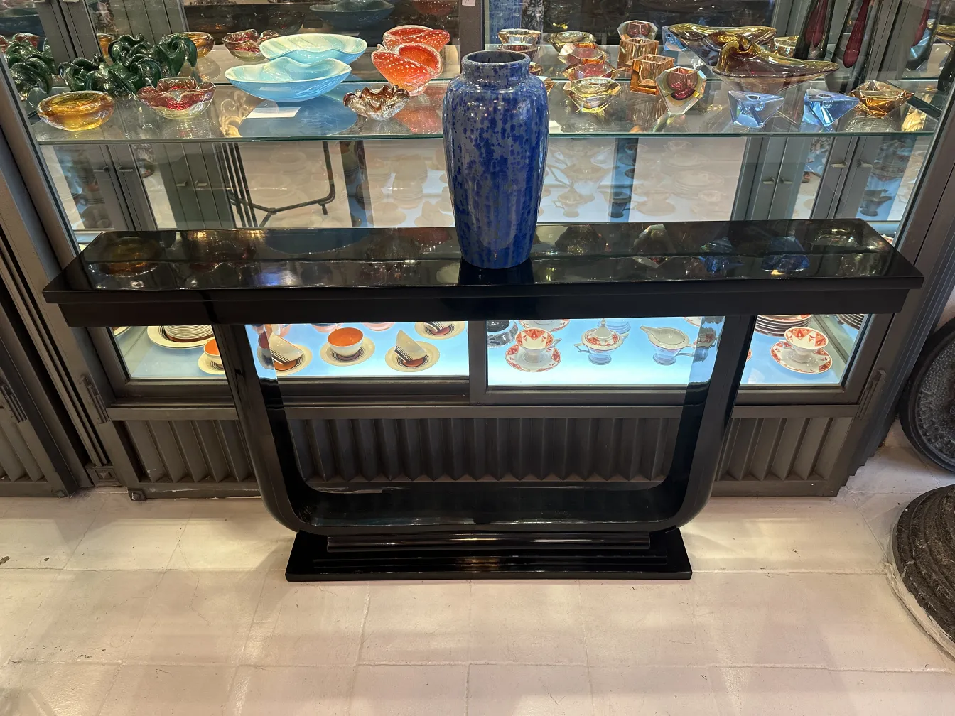 vaso antico in ceramica blu con design in rilievo